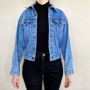 Vintage Levi’s medium-wash denim jacket. 💙
